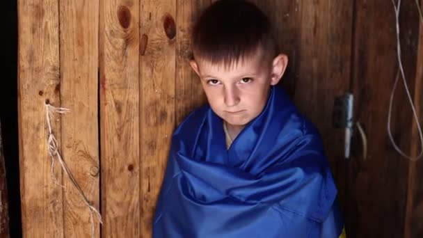 Criança Pequena Ucraniana Fica Livre Apoiando Pátria Criança Pequena Coberta — Vídeo de Stock