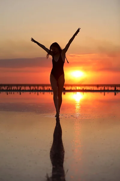 Silhouette Young Slim Woman Swimsuit Who Dancing Sunset Sea Summer — Stock Photo, Image