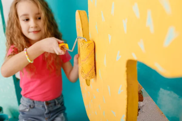 Adorable Little Girl Doing Repairs Apartment Fun Paints Wall Portrait — Fotografia de Stock