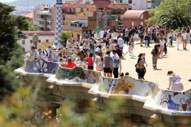Barselona, İspanya - 20 Nisan 2022 - Barcelona 'daki ünlü Park Guell' i ziyaret eden turistler. Antoni Gaudi 'nin çalışmaları UNESCO Dünya Mirası Alanının bir parçasıdır.