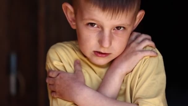 Asustado Niño Molesto Abraza Mismo Con Las Manos Mirando Cámara — Vídeos de Stock