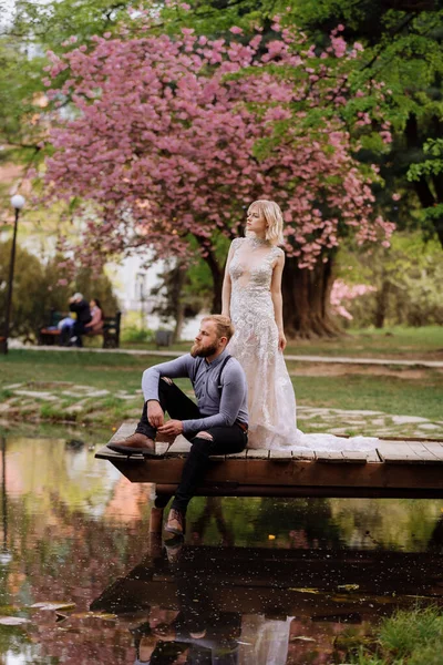 Güzel Neşeli Hayat Dolu Yeni Evliler Damat Gelin Çiçek Açan — Stok fotoğraf