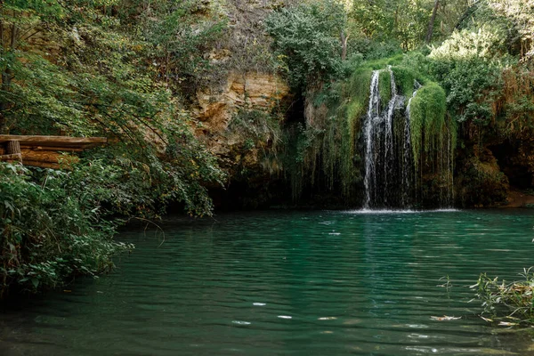 Cachoeira Longa Exposição Durante Dia Floresta Verde Montanha Rochosa Hora — Fotografia de Stock