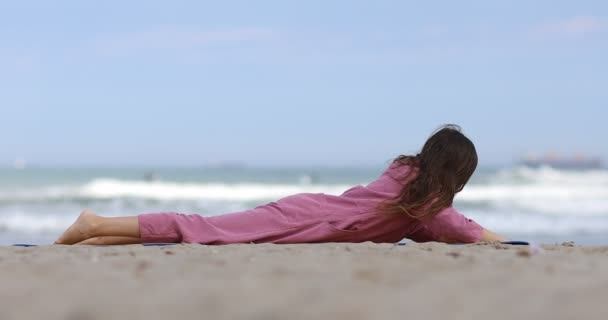 Niña Está Haciendo Ejercicios Estiramiento Cambios Posan Serpiente Estera Playa — Vídeos de Stock