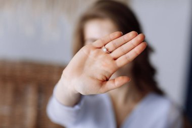Genç bir kadın pırlantalı bir yüzük gösteriyor. Kız parmağında bir nişan yüzüğü gösteriyor. Evet dedi. eldeki seçici odaklanma
