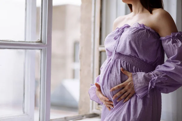Widok Boku Zbliżenie Przycięte Ciężarnej Kobiety Fioletowej Sukience Dotykając Brzucha — Zdjęcie stockowe
