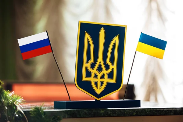 우크라이나와 러시아가 만나다 러시아와 우크라이나간의 러시아와 우크라이나 국기가 있습니다 우크라이나 — 스톡 사진