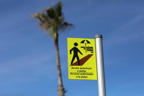 Iscrizione Consentiva Accesso Alla Spiaggia Con Cartello Giallo Spagnolo Catalano — Foto Stock