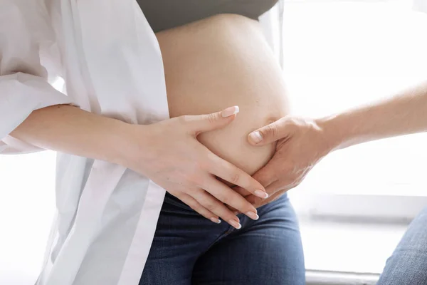 Foto Recortada Pareja Embarazada Casa Hombre Está Abrazando Tocando Vientre —  Fotos de Stock