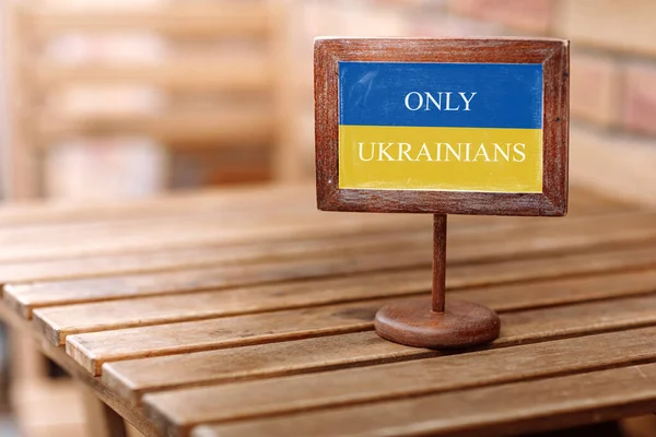 나무로 손님을 문자가 식당의 우크라이나 사람들 파란색 노란색의 깃발을 — 스톡 사진