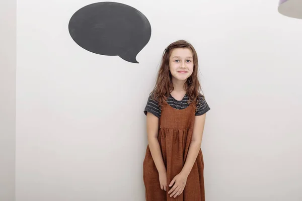 Porttret Duygusal Yaşında Beyaz Arka Planda Bir Kız Küçük Kız — Stok fotoğraf
