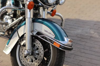 Castellon, İspanya-21 Mayıs 2022: Motosikletlerin otoparkına park edilmiş eski motorsikletler. Şehir sokaklarında gezintiye çıkmadan önce motorcularla buluşacağım..