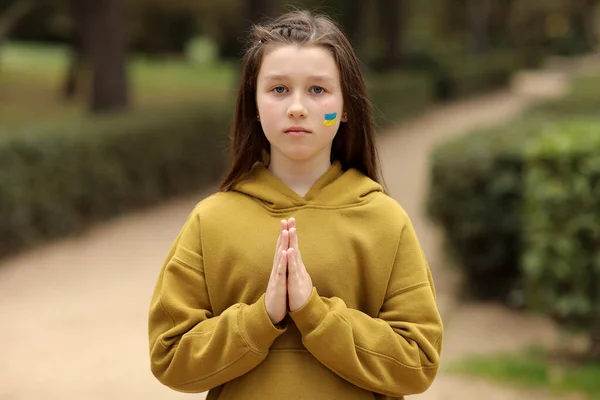 Sad Child Ukrainian Girl Flag Ukraine Her Face Praying Concept — Stock Photo, Image