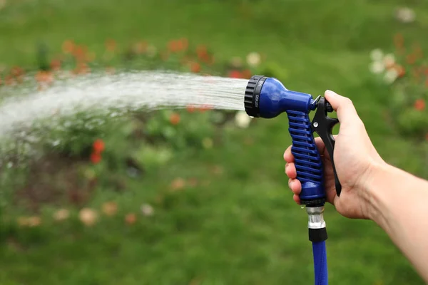 Watering Green Garden Outdoor Hose Hand Hose Sprinkle Watering Plants — Stock Photo, Image