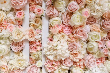 Harika pembe ve beyaz güller, şakayıklar ve ortancalar, düğün süslemeleri, el yapımı