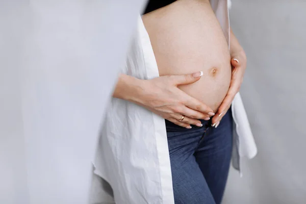 Foto Recortada Pareja Embarazada Casa Tocando Vientre Grande Mujer Embarazo — Foto de Stock