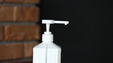 Dezenfektan kullanan bir adam jel ile dezenfekte ediyor. Corona virüsü covid-19 veya bakteri virüsü enfeksiyonu gibi virüslerin yayılmasını önlemek için hijyen ve ellerini temiz tutmak için kullanılır.