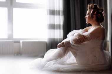 Uzun beyaz dantelli ve pembe bukleli parlak makyajlı, gösterişli, genç bir esmer kadın. Güzellik konsepti Uluslararası Kadınlar Günü