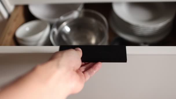 Закрой Ящик Кухне Современный Кухонный Шкаф Человек Закрывает Шкаф Двери — стоковое видео