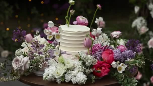 야외에는 장미와 야생화 케이크 정원에 식탁보 꽃꽂이 빈티지 스타일로 결혼식 — 비디오