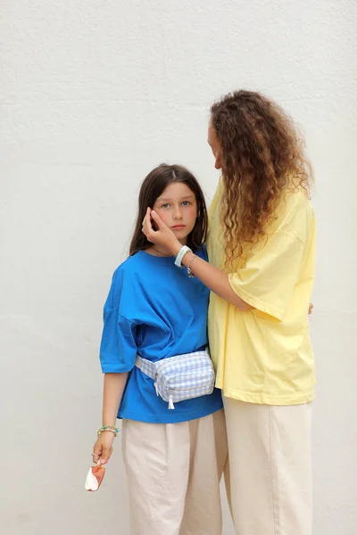 Femme Heureuse Shirt Jaune Basique Amuse Avec Enfant Fille Ans — Photo