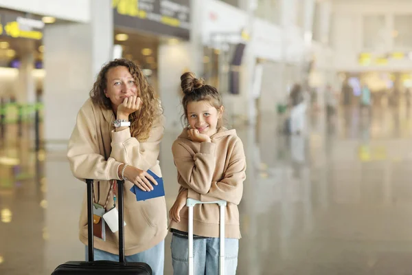 Аэропорт Терминал Красивая Мать Симпатичная Девочка Ребенка Ждать Отдых Посадка — стоковое фото