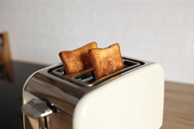 Kızarmış tahıllı ekmek, kızarmış tost, sağlıklı beslenme, diyet, işte, okulda, öğrenci fast food konsepti. Modern beyaz tost makinesi