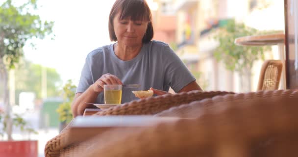 Kobieta Śniadanie Zieloną Herbatą Chleb Masłem Letnim Tarasie — Wideo stockowe
