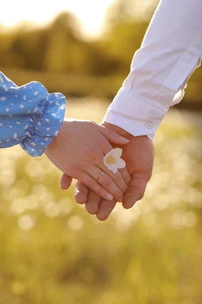 Romantic Date Concept Young Man Woman Hands Holding Each Other — ストック写真