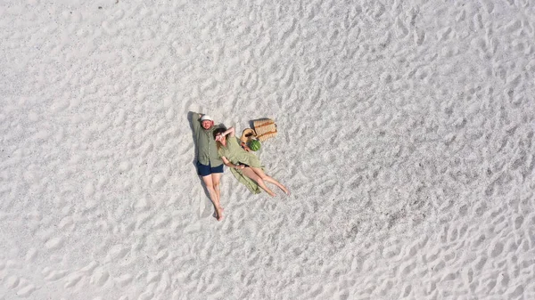 Beyaz Kumda Yatan Genç Bir Çiftin Hava Görüntüsü Erkek Kadın — Stok fotoğraf