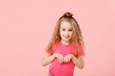 Paskalya tavşanı kulaklı, pembe arka planda güzel bir kız. Mevsimlik satış ve indirim. Alışveriş ve perakende. Neşeli bir ruh hali. Paskalya tatiline hazırlanıyorum. Bahar tatili. Mutlu Paskalyalar.