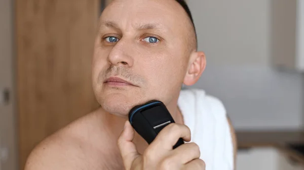 Rutina Diaria Autocuidado Masculino Hombre Joven Guapo Sin Afeitar Con — Foto de Stock