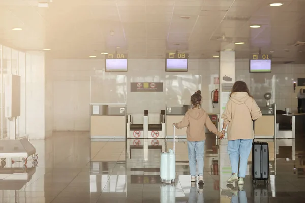 Сім Аеропорту Перед Польотом Вид Ззаду Матір Дочкою Валізами Йдуть — стокове фото