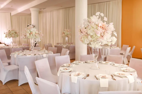 Святкові Весільні Прикраси Красиві Свіжі Біло Рожеві Квіти Скляній Вазі — стокове фото