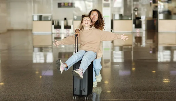 Concepto Vacaciones Verano Retrato Adolescente Alegre Positivo Divirtiéndose Extendiendo Las — Foto de Stock