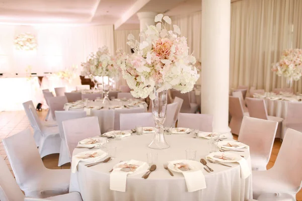 Ünnepi Esküvői Dekoráció Gyönyörű Friss Fehér Rózsaszín Virágok Üvegvázában Ebédlőasztalon — Stock Fotó