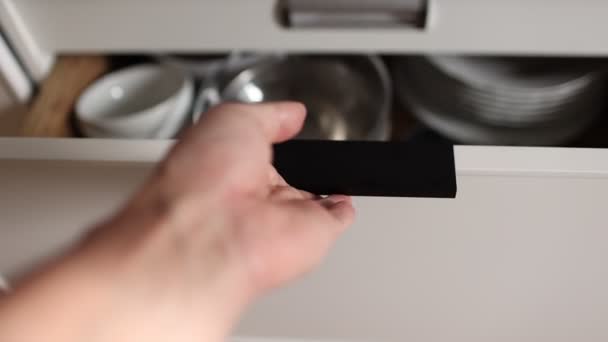 Закрой Ящик Кухне Современный Кухонный Шкаф Человек Закрывает Шкаф Двери — стоковое видео