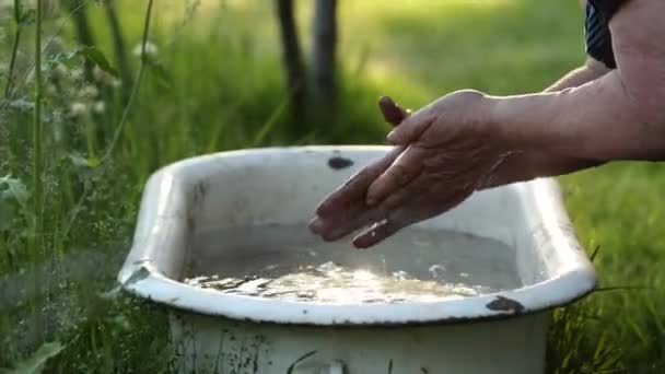 Une Femme Âgée Active Nettoyant Ses Mains Sales Après Jardin — Video