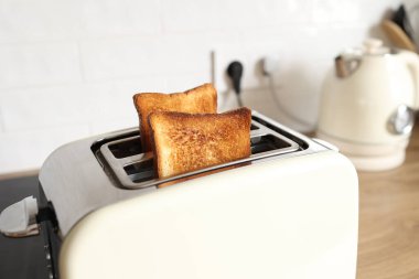 Kızarmış tahıllı ekmek, kızarmış tost, sağlıklı beslenme, diyet, işte, okulda, öğrenci fast food konsepti. Modern beyaz tost makinesi