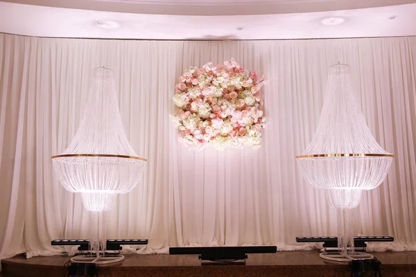 Decoração Casamento Festivo Com Lustres Cristal Flores Brancas Rosa Dia — Fotografia de Stock