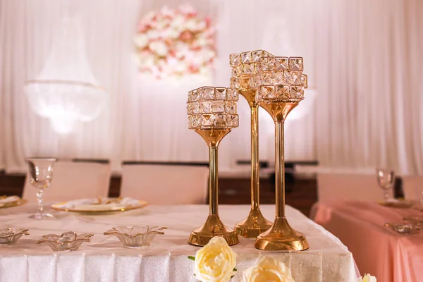 クリスタルゴールドの燭台とろうそくとお祝いの結婚式のテーブルの装飾 結婚式の日 高品質の写真 — ストック写真