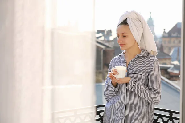 Ler Ung Kvinna Nattkläder Och Handduk Huvudet Håller Kopp Varmt — Stockfoto