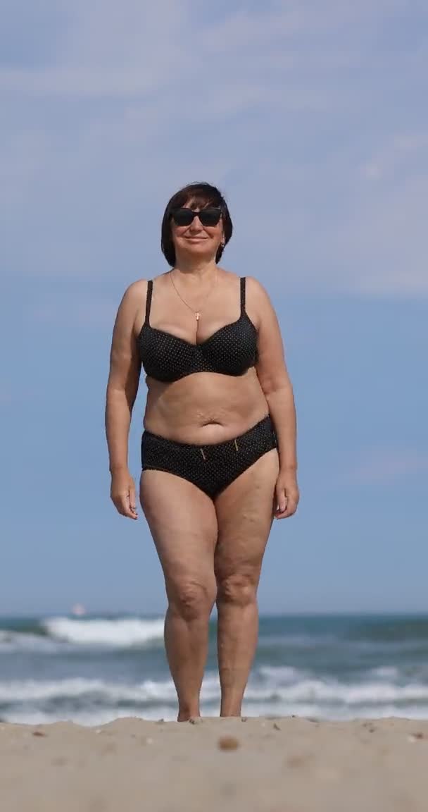 Gelukkige Senior Jaar Overgewicht Vrouw Badpak Bewegen Het Strand Aan — Stockvideo