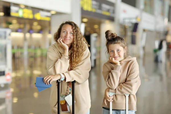 Terminal Del Aeropuerto Hermosa Madre Linda Hija Pequeña Esperar Embarque —  Fotos de Stock