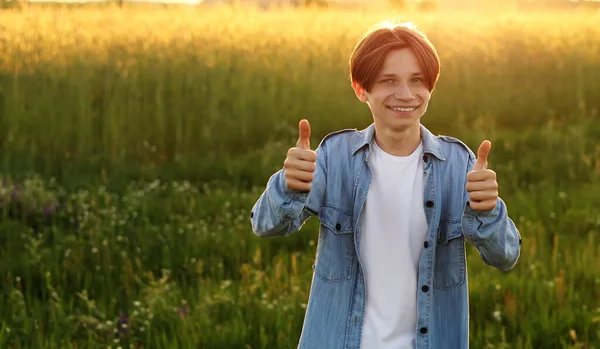 Θετικός Έφηβος Νεαρός Άνδρας Χαμογελά Στην Κάμερα Και Δείχνει Τον — Φωτογραφία Αρχείου