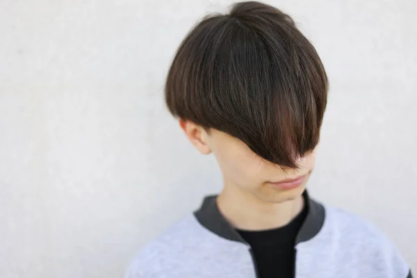 Jovem Bonito Com Corte Cabelo Elegante Retrato Menino Adolescente Com — Fotografia de Stock