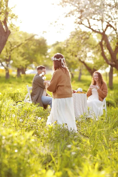 Tatilde Mutlu Bir Aile Anne Baba Küçük Kız Yaz Günbatımında — Stok fotoğraf