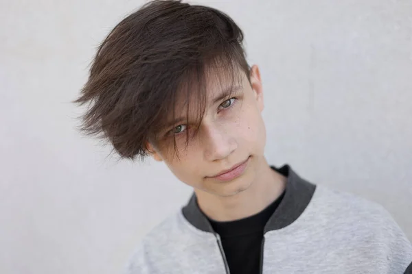 Jovem Bonito Com Corte Cabelo Elegante Retrato Adolescente Com Penteado — Fotografia de Stock