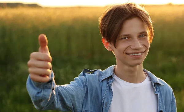 Positivo Joven Adolescente Sonriendo Cámara Mostrando Pulgar Hacia Arriba Signo — Foto de Stock