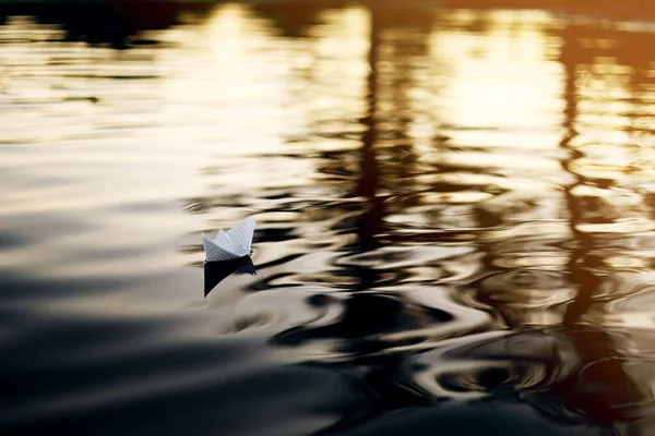 Barco Papel Está Flutuando Nas Ondas Água Belo Pôr Sol — Fotografia de Stock